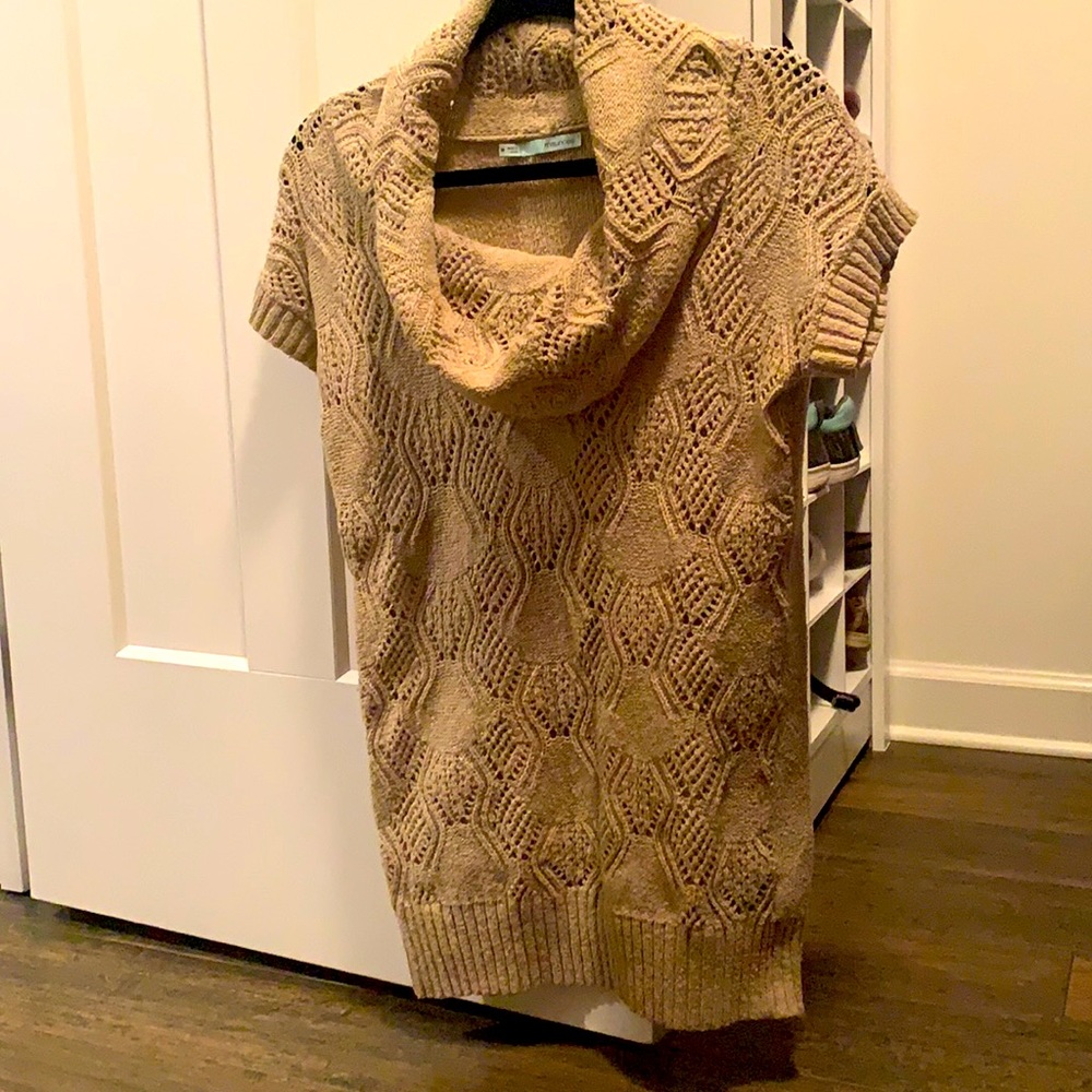 Oversized woman’s short sleeve sweater.